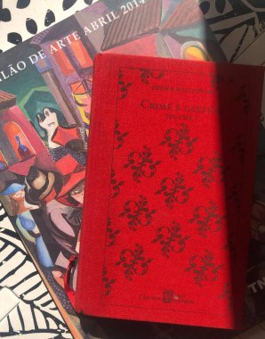 bir kırmızı kitabın kapağını kapatın