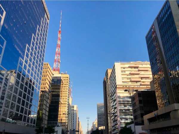 高層ビルや建物のあるサンパウロ市のスカイライン パウリスタ通り — ストック写真