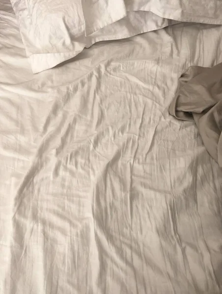 Zerknüllte Bettwäsche Auf Dem Bett — Stockfoto