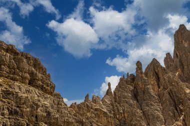 İtalya 'da dolomitlerin panoraması manzara için idealdir..