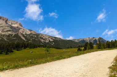 İtalya 'da dolomitlerin panoraması manzara için idealdir..