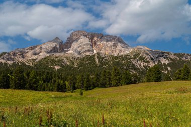 İtalya 'da dolomitlerin panoraması manzara için idealdir..