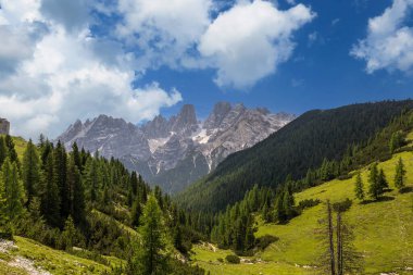 İtalya 'da dolomitlerin panoraması manzara için idealdir..