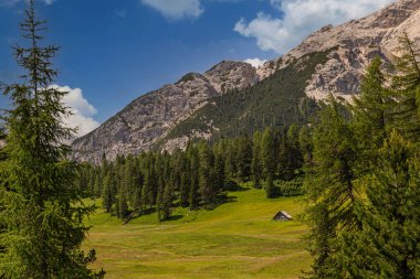 İtalya 'da dolomitlerin panoraması manzara için idealdir..