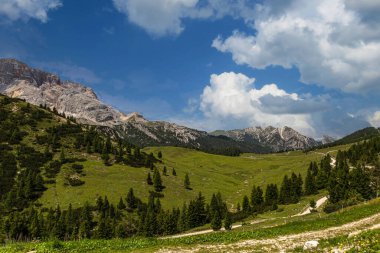 İtalya 'da dolomitlerin panoraması manzara için idealdir..