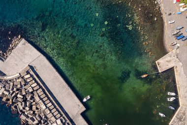 Sicilya 'nın Acireale kıyısındaki küçük bir limanın insansız hava aracı ile çekilmiş. İtalya