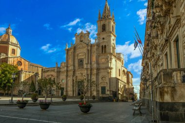 Acireale - Sicilya: Güzel Barok binalarının ısrar ettiği ana meydan