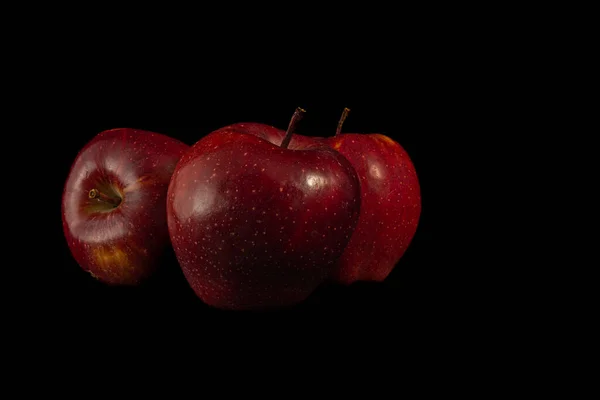 Tre Saftige Røde Æbler Sort Baggrund - Stock-foto
