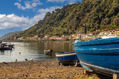 Tahta balıkçı tekneleri, bazıları küçük bir Sicilya balıkçı köyünde sudan çıkarıldı.