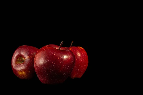 Três Maçãs Vermelhas Sobre Fundo Preto Ideal Para Papéis Parede — Fotografia de Stock