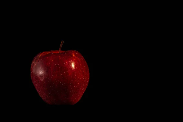 Une Pomme Rouge Sur Fond Noir Idéale Pour Les Fonds — Photo