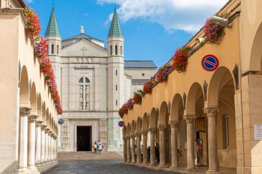 Küçük bir köyde, Orta Italya'nin bir kutsal görünümünü
