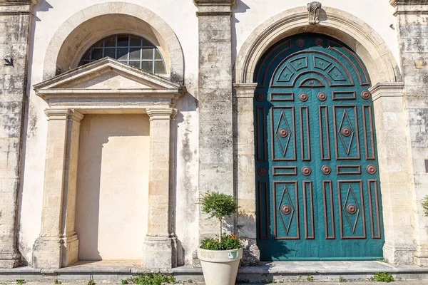 Πράσινη Πόρτα Χρυσό Στόμιο Από Ένα Τυπικό Σπίτι Της Σικελίας — Φωτογραφία Αρχείου