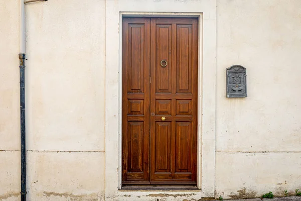 Brown Door Golden Knocker Typical Sicilian House — Stock Photo, Image