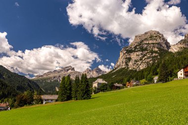 Alta Badia Alpler'de Dolomiti amd doruklarına görünümü, Trentino Alto Adige bölgesinin İtalya'nın peyzaj