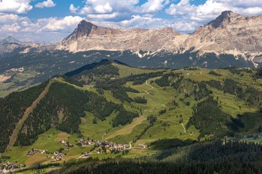 Alta Badia Alpler'de Dolomiti amd doruklarına görünümü, Trentino Alto Adige bölgesinin İtalya'nın peyzaj