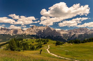 Alta Badia Alpler'de Dolomiti amd doruklarına görünümü, Trentino Alto Adige bölgesinin İtalya'nın peyzaj