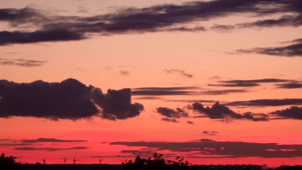 Nubes de cúmulo rojo brillante giran al atardecer Hermoso atardecer — Vídeos de Stock