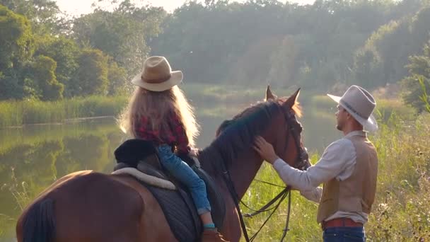 Cowboy e sua figlia a cavallo — Video Stock