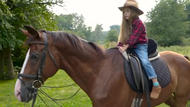 Jovem vaqueira de chapéu montando seu cavalo — Vídeo de Stock