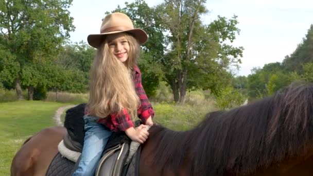 Fiatal tehénlány kalapban lovagol — Stock videók