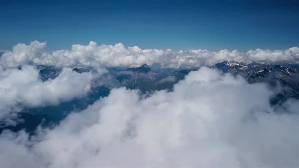 山の風景の上に雲を介して航空便 — ストック動画