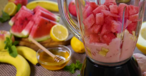 Een gezonde rauwe Vegan watermeloen banaan Smoothie maken — Stockvideo
