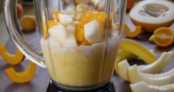 Een gezonde rauwe Vegan Meloen banaan Smoothie maken — Stockvideo