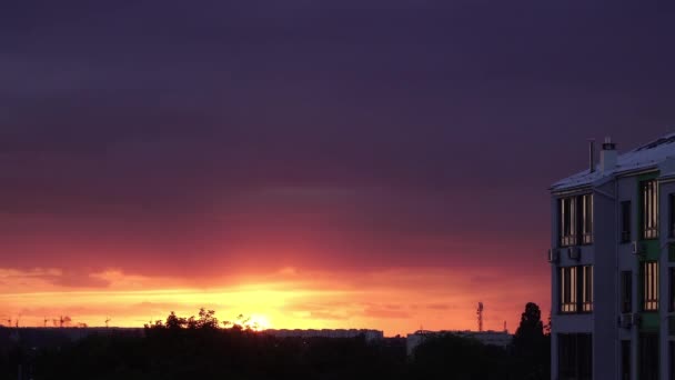 Helder rode cumulus wolken wervelen bij zonsondergang Prachtige zonsondergang — Stockvideo