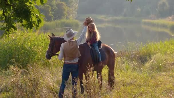 Cowboy és a lánya lóháton — Stock videók