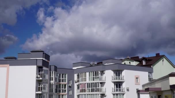 城市现代公寓楼的立面，蓝天长满了云彩 — 图库视频影像