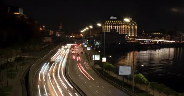 Tráfico en la ciudad por la noche — Vídeos de Stock