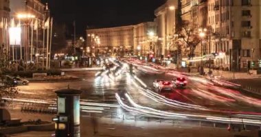 Gece şehirde trafik vardı.