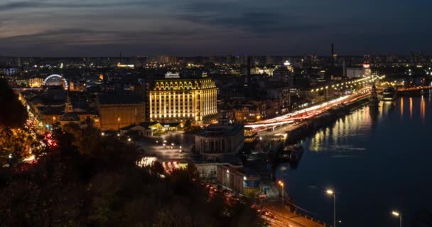 Трафік в місті вночі — стокове відео