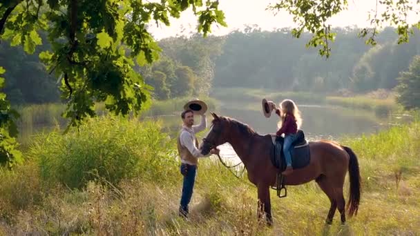 Kowboj i jego córka na koniach — Wideo stockowe