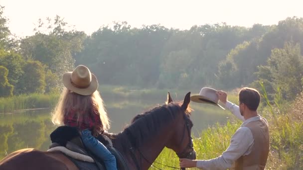 Kovboj a jeho dcera na koni