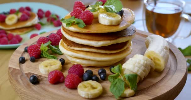 甜蜂蜜倒在煎饼上.美味的早餐食品 — 图库视频影像
