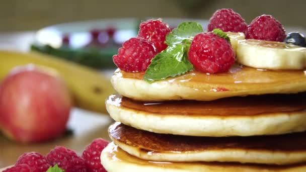 Häll honung på pannkakor. Smaklig frukost mat — Stockvideo