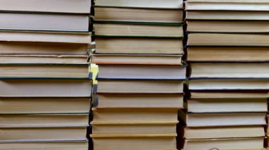 eski kitaplar yığar