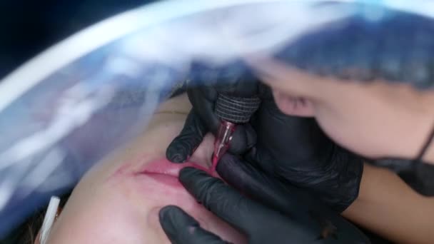 Microblading τατουάζ χειλιών με ειδική χρωστική ουσία χρωματισμό που διορθώνει το χρώμα των χειλιών στην κλινική κοσμετολογίας — Αρχείο Βίντεο