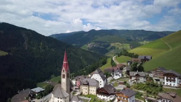 Dolomitler 'deki bir kilisenin çan kulesinin üzerinden uçuyorlar. — Stok video