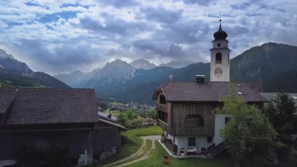 Aldea Alpina en las Dolomitas — Vídeos de Stock