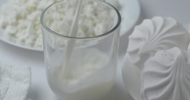 Copo de enchimento com leite de perto — Vídeo de Stock