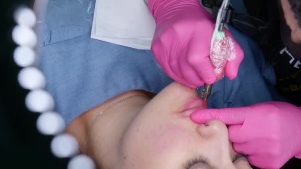Mikroblading tetování rtů se speciálním barvivem pigment, který opravuje barvu rtů v kosmetické klinice — Stock video