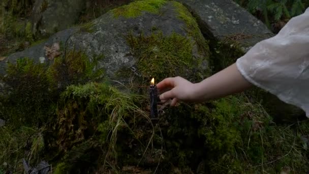Elfenmädchen bläst die Kerze aus — Stockvideo