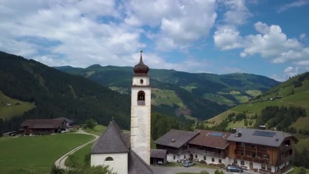 Aldeia Alpina nas Dolomitas — Vídeo de Stock