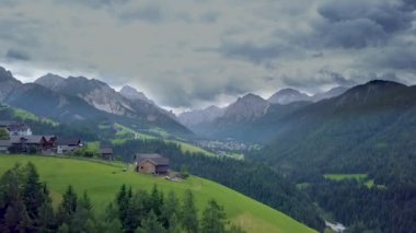İtalya 'daki Dolomitler' deki küçük bir dağ köyünün üzerinden uç.