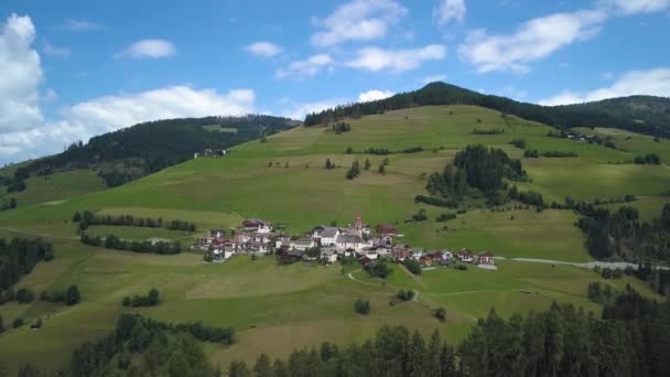 Repüljön át egy kis hegyi falu a Dolomitok Olaszországban — Stock videók