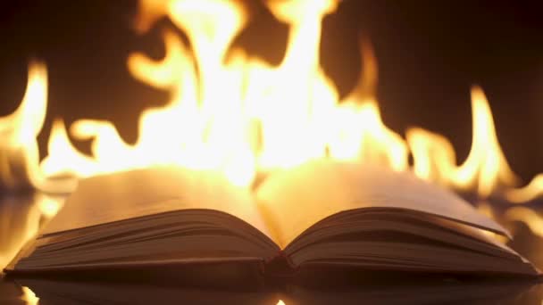 Ein offenes Buch vor dem Hintergrund des Feuers — Stockvideo