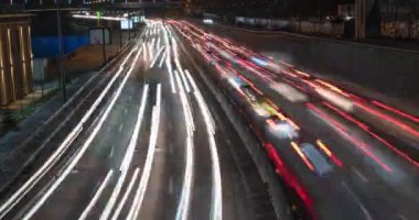 Gece şehirde trafik vardı.